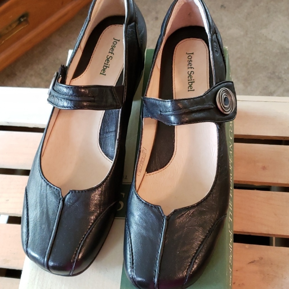 Black dress pumps